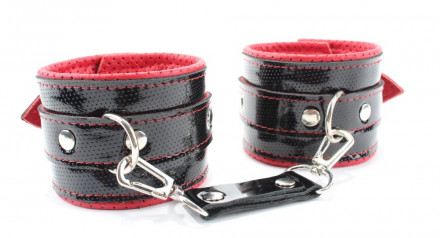 Лаковые чёрно-красные перфорированные наручники 
