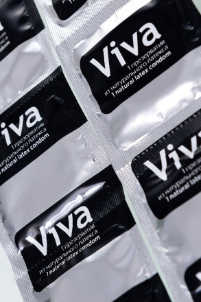 Цветные презервативы VIVA Color&amp;Aroma с ароматом клубники - 3 шт. 