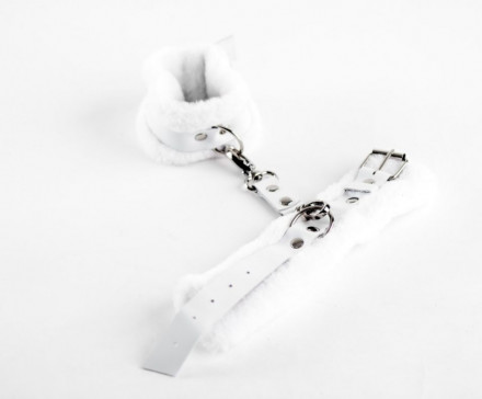 Белые кожаные наручники с нежным мехом 