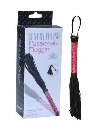 Аккуратная плетка с розовой рукоятью Passionate Flogger - 39 см. 