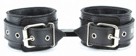 Кожаные наручники с пряжкой 