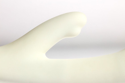 Белый перезаряжаемый вибратор Due с клиторальным отростком и подогревом - 22 см. 
