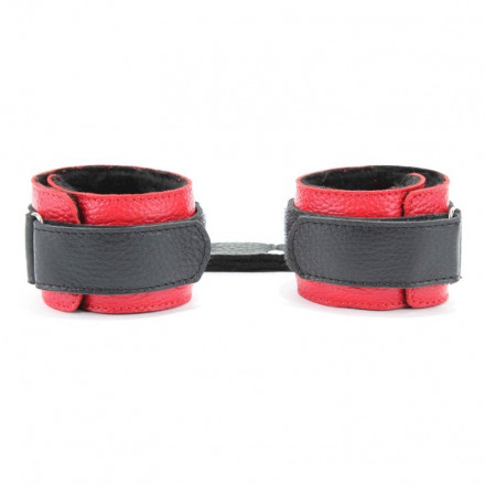 Красно-чёрные кожаные наручники с меховым подкладом 